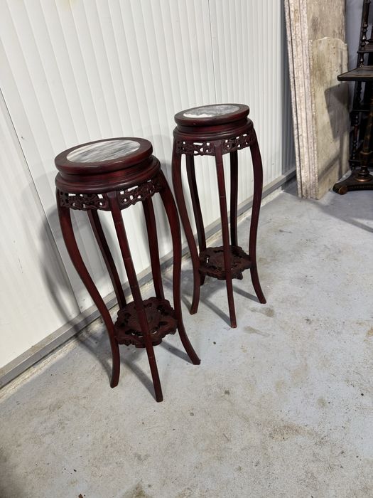 Doua stative din lemn de mahon cu blat de marmura