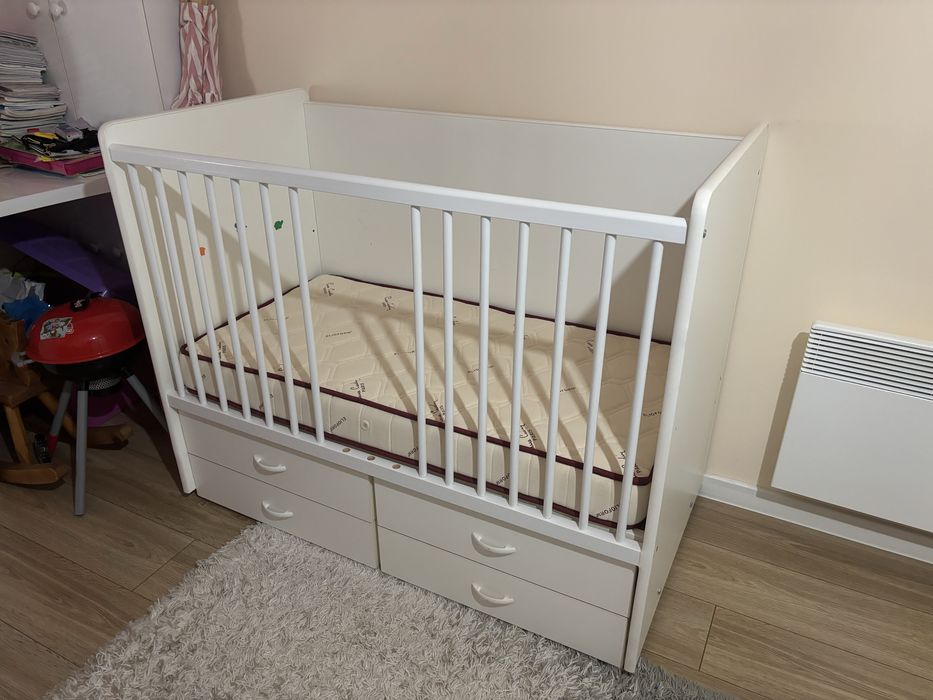 Детска кошара със скрин и повиеалник. Произведена в България