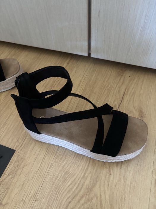 Vand sandale negre marimea 36-37