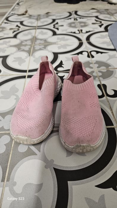 Продам сандалии и кеды