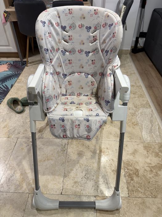 Vand scaun pentru masa bebe