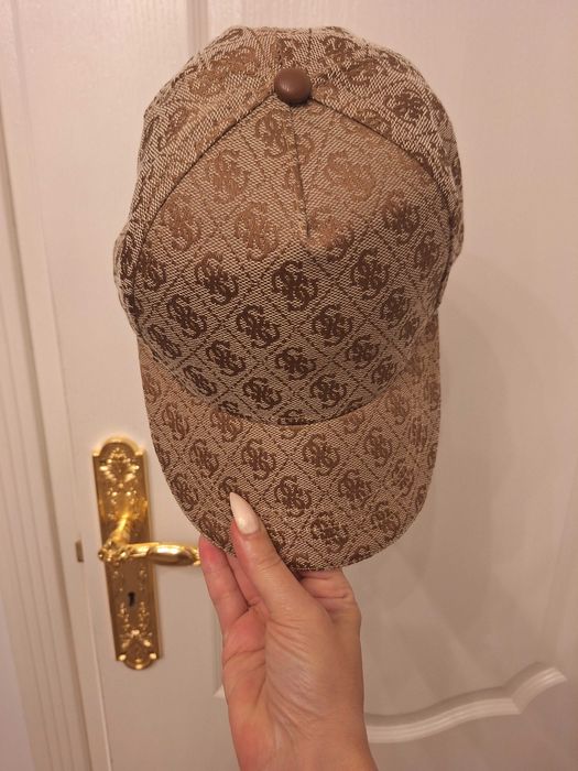 Шапка Guess тренд
