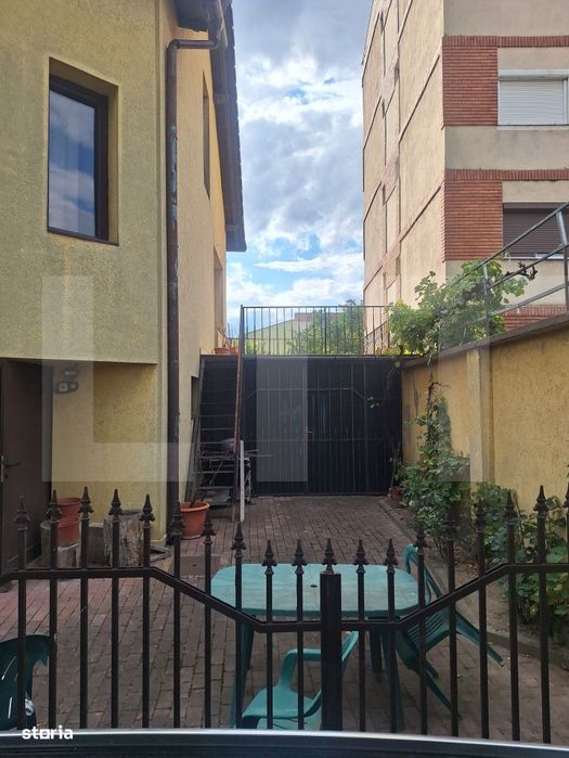 Casa de vanzare, 395 mp, zona Cotu Mic