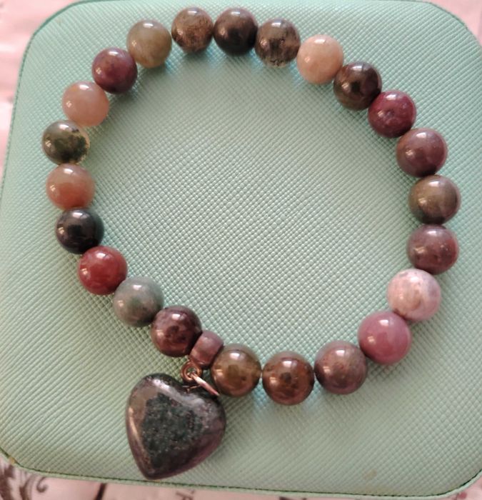 Гривна с естествени камъни