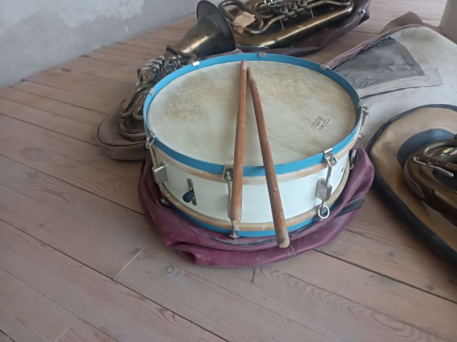 Духовые и ударные инструменты, туба и барабаны