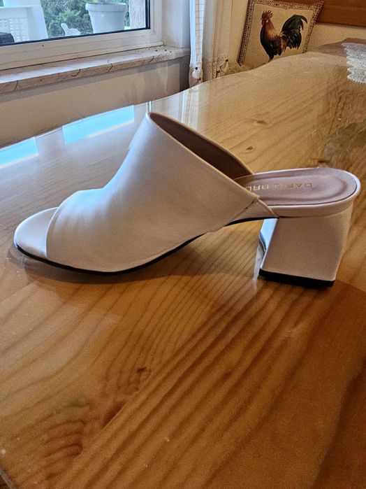 Нови бели чехли номер 36