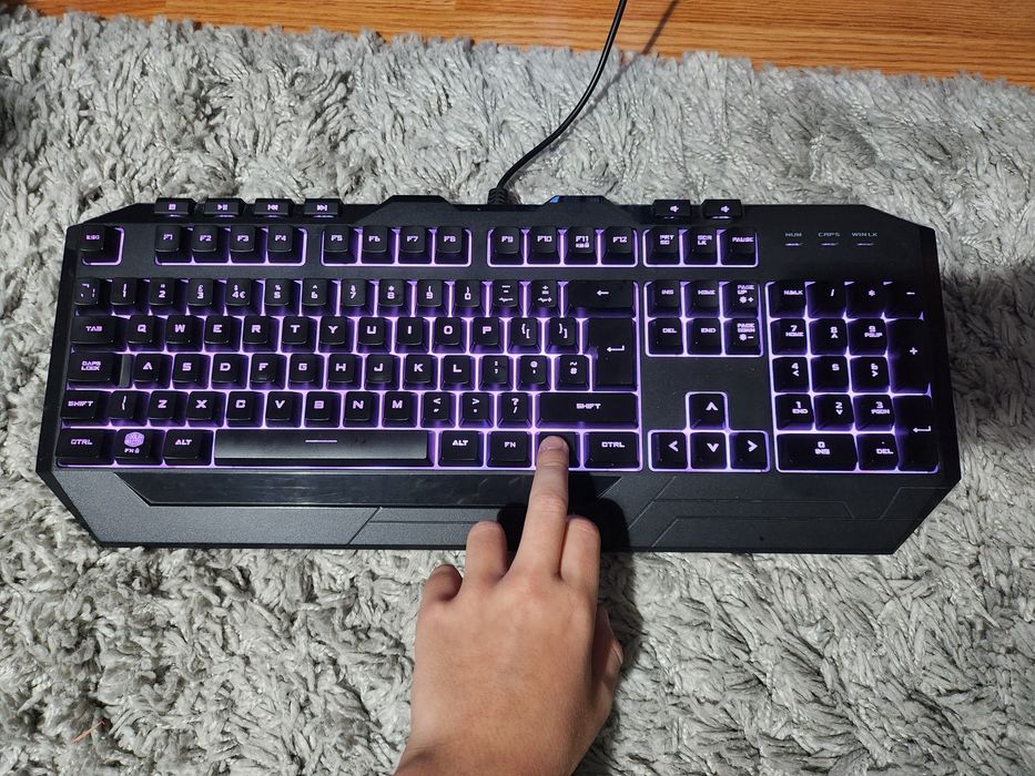 Vând tastatură cu multe culori