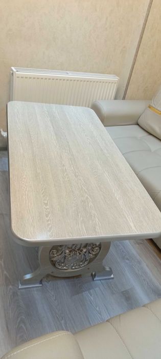 Sotiladi avangard uslubdagi stol (137x70 sm)