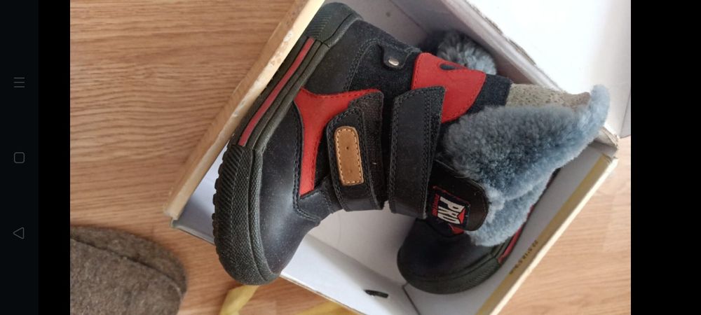 Продам детские ботинки