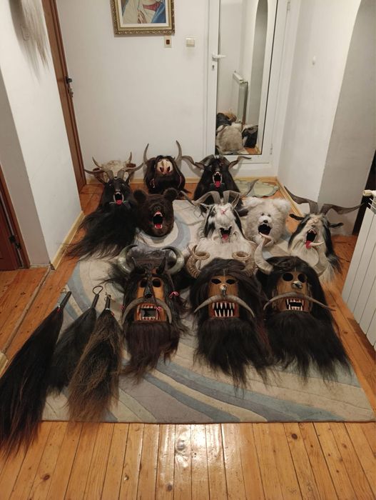 Кукерски маски от естествени материали