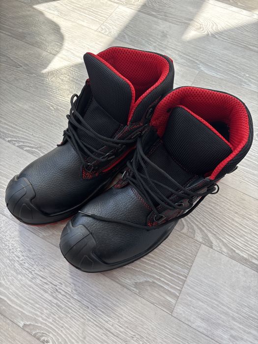 Продаю спец обувь