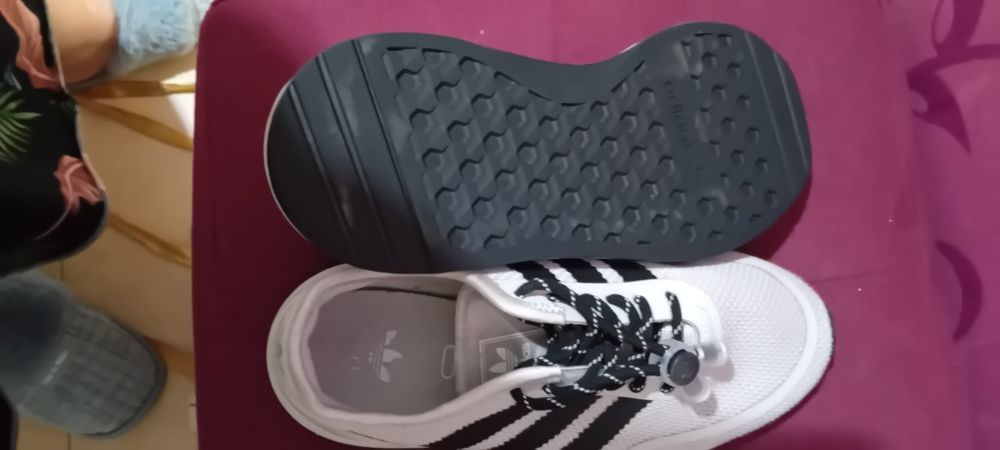 Adidasi pentru baeti si fete.