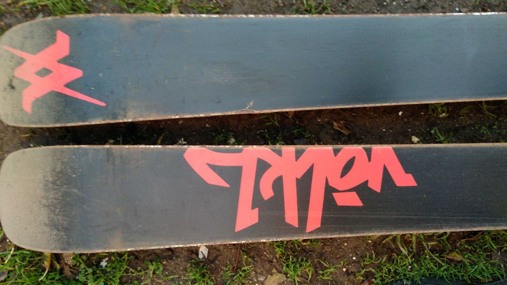 Skiuri Volkl Ledge Skis 2011 Radius: 16.9m -162cm cu Marker Griffon 12