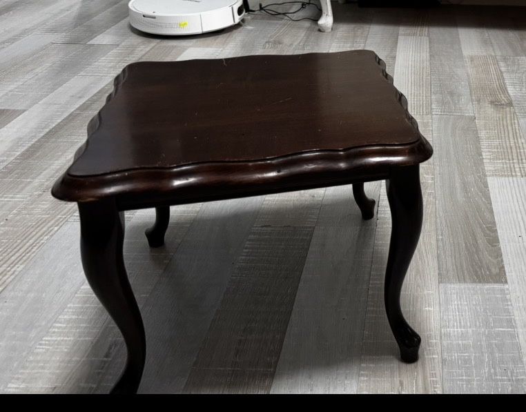 Елегантна дървена холна маса с извити крака