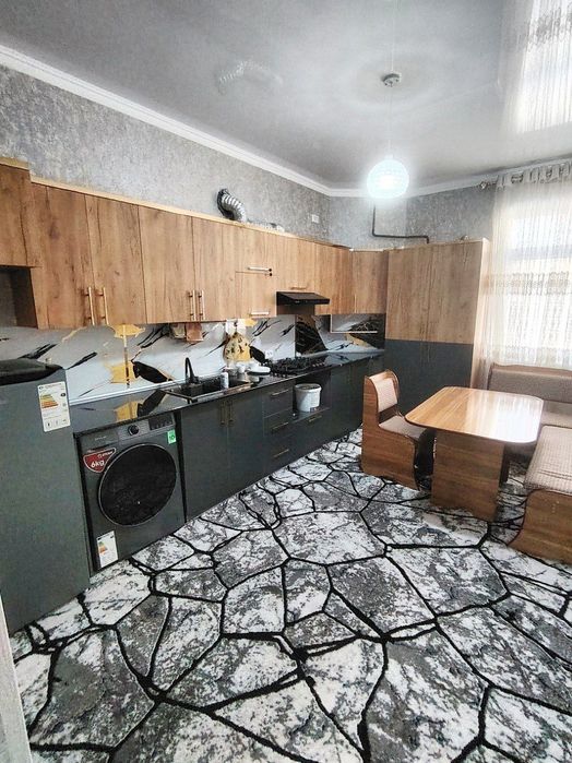 Olmazor tumani, Chorsu bozori yaqinida, 2 xonali uy, umumiy maydoni 75