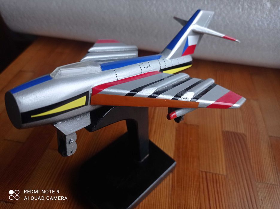 Дървен модел на самолет