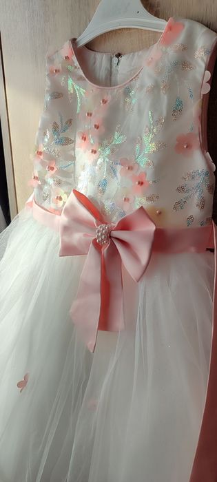 Продам платье для девочки размер 120