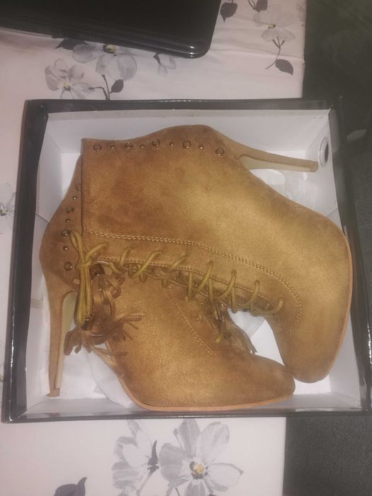 Обувки на ток; елегантни; боти, ботуши.