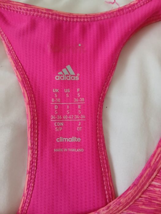 Bustiera Nike și Adidas