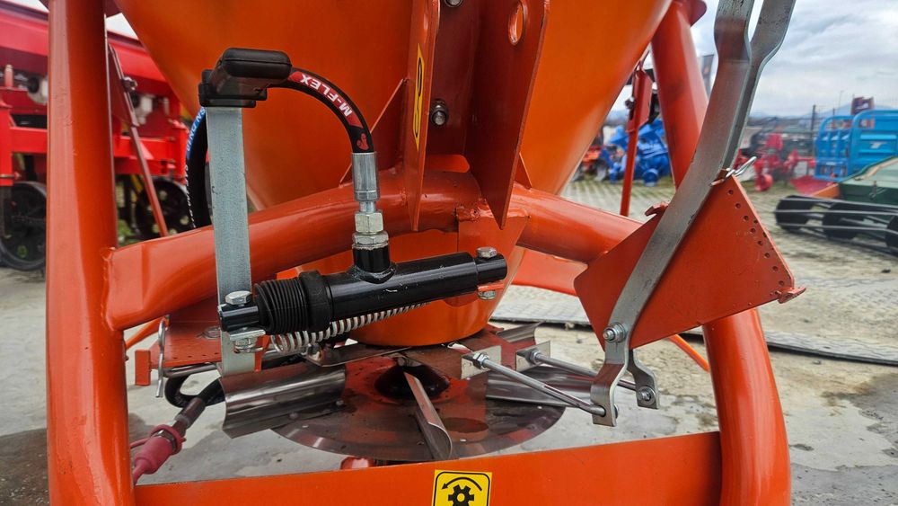 Distribuitor ingrasaminte nisip sare 200L nou Agramix