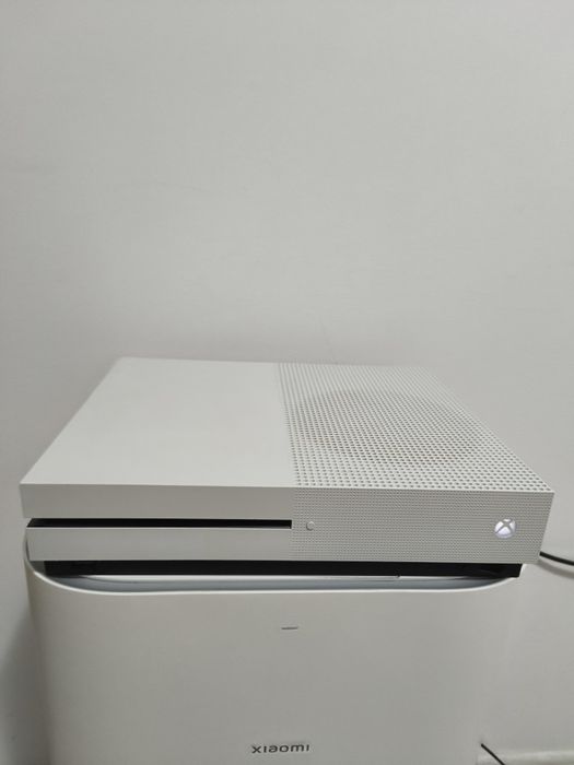 Xbox One S + controller Series S/X + GTA 5 & FIFA