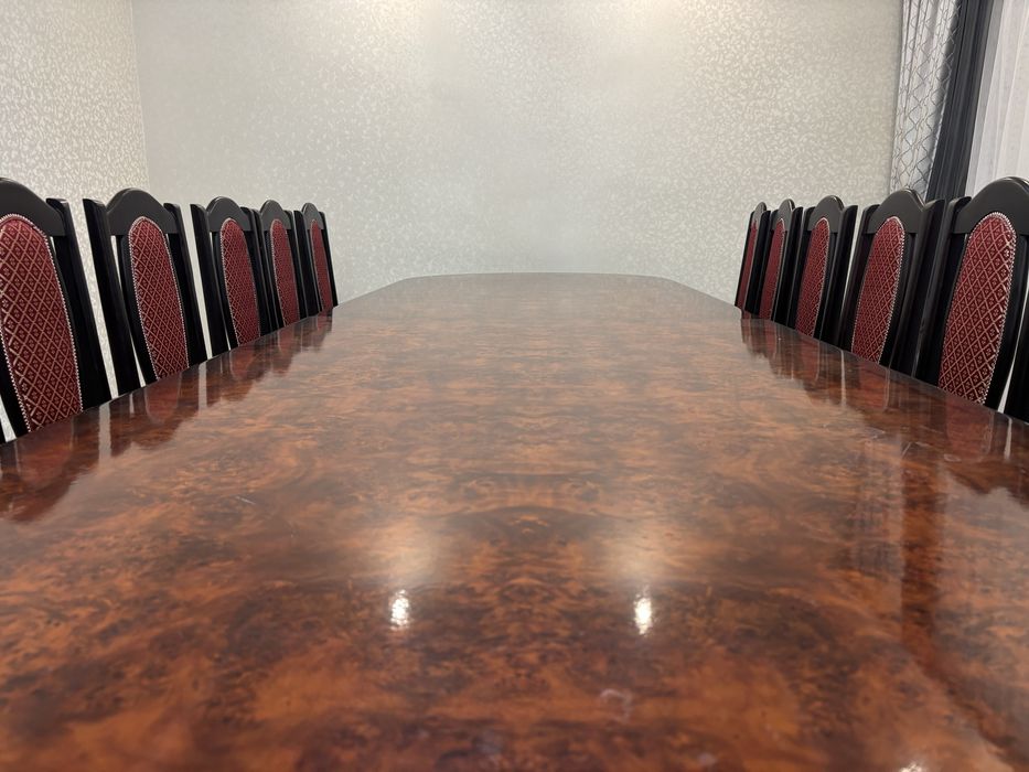 Стол для гостей в комплаекте 12 стульев