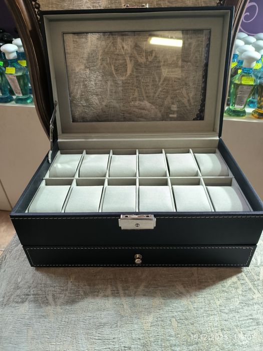 Кутия за 12 часовника и бижута