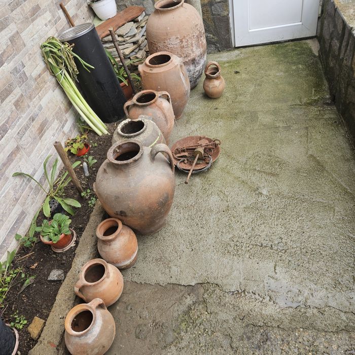 Колела от стара каруца паралия маса делви