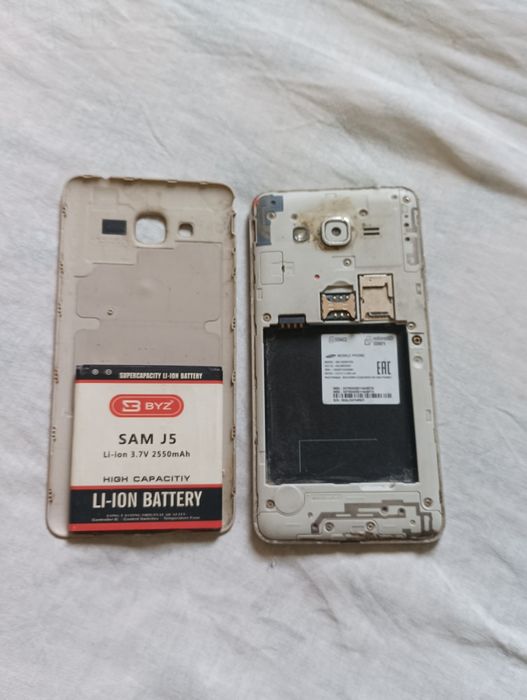 Смартфон Samsung J5 на запчасти.