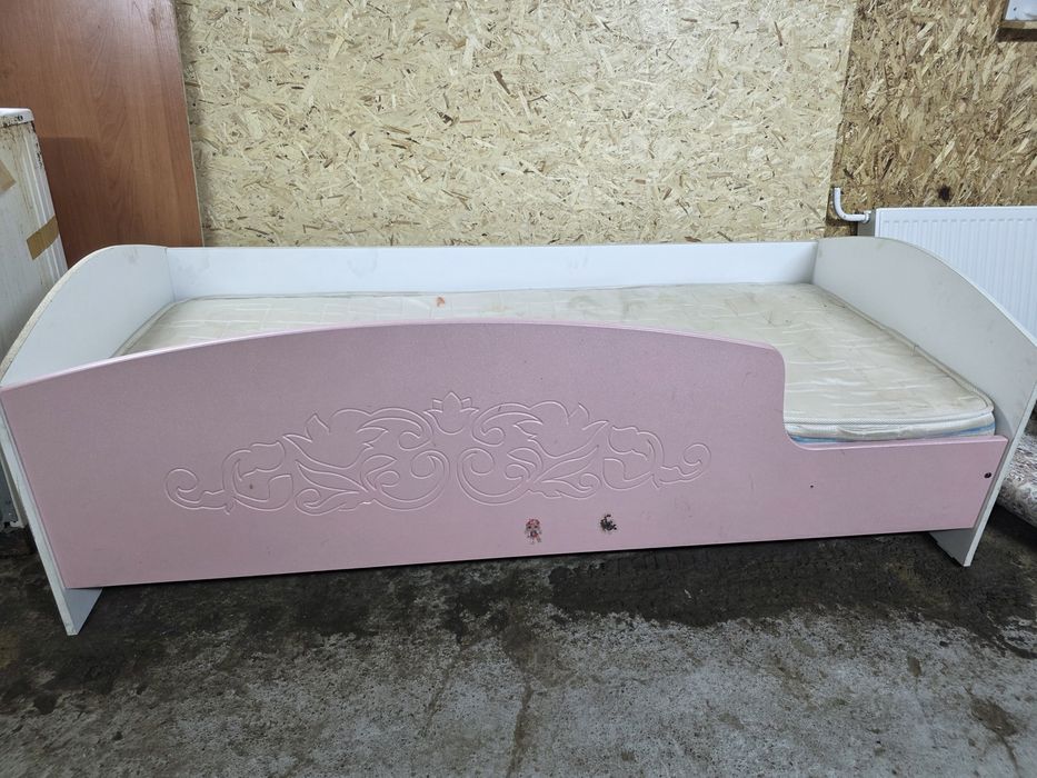 Односпальная кровать с матрасом