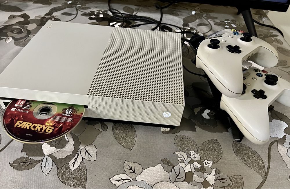 Xbox One + console