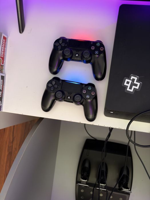 Ps 4 + 2 controlare (500 gb + extensie cu 1000 gb )