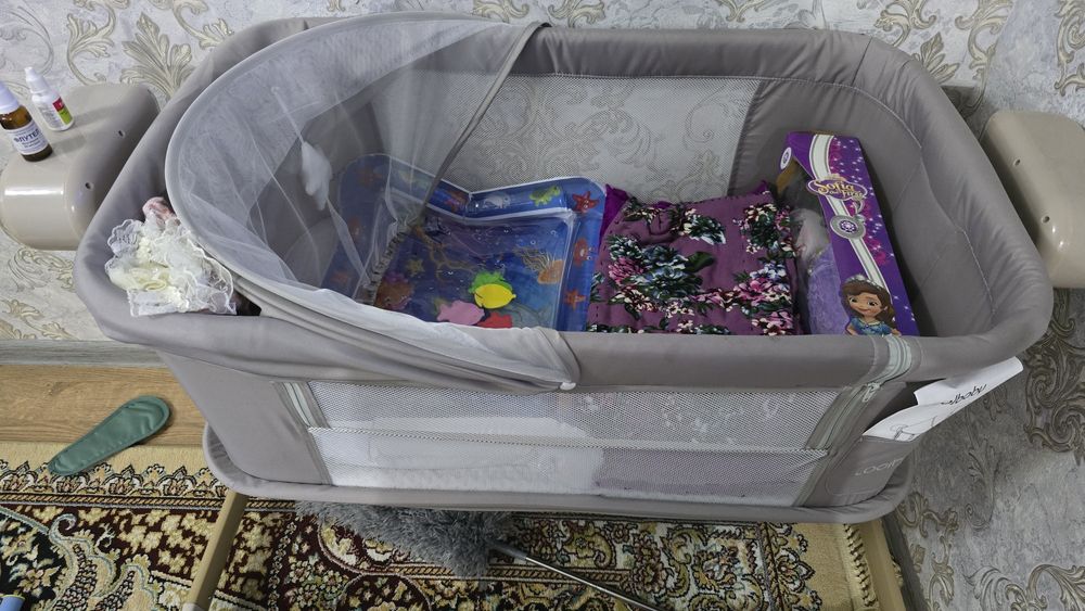Bolalar karavati ekektroniy hayshi ishledi hamma narsasi joyda plutlar