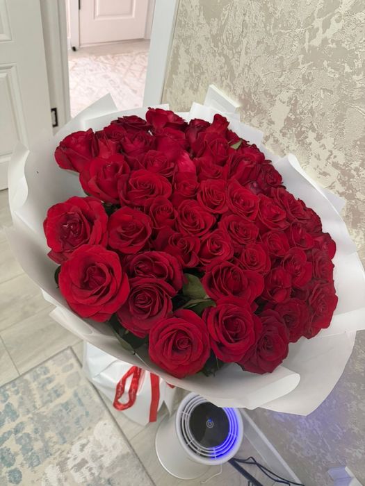 Цветы розы и корзина розы