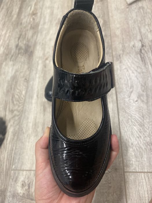Продам школьные туфли