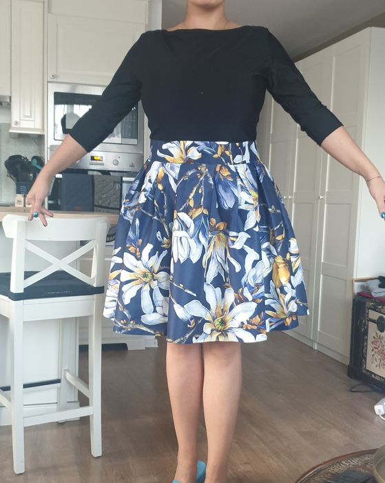 Rochie cu pliuri in talie si cu flori albastre