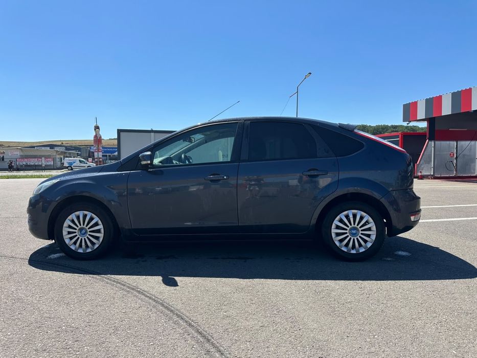 Ford Focus--(gri)