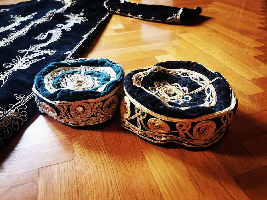 Винтидж бродиран кафтан и две винтидж узбекски шапки "Тубетей"