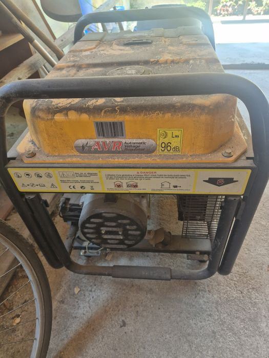 Vând generator pe benzină