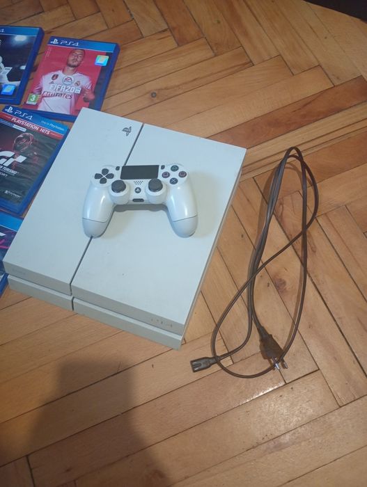 Playstation 4 със игри , джойстик и оригинал захранващ кабел за конзолата