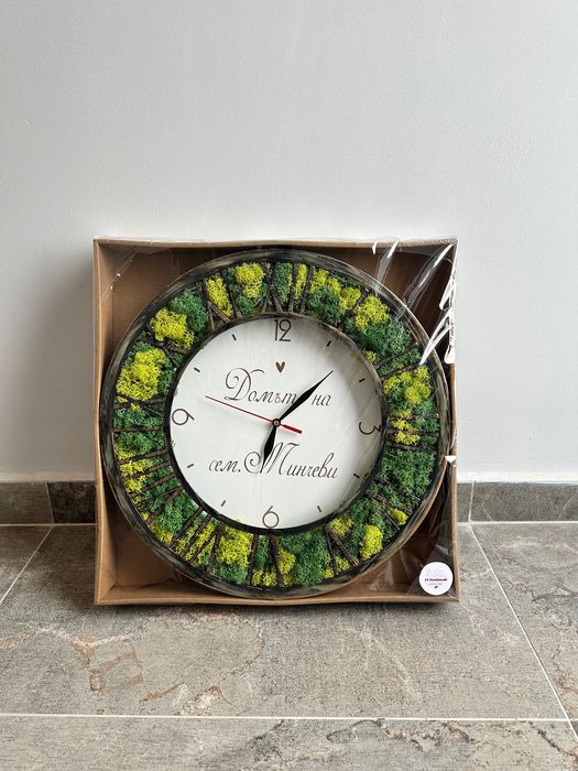 Стенен часовник с мъх