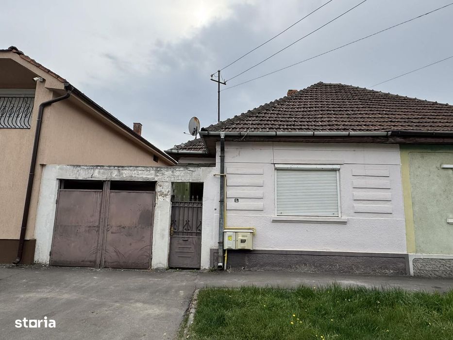Casa 3 camere cu 3 ari teren , zona 14 Mai