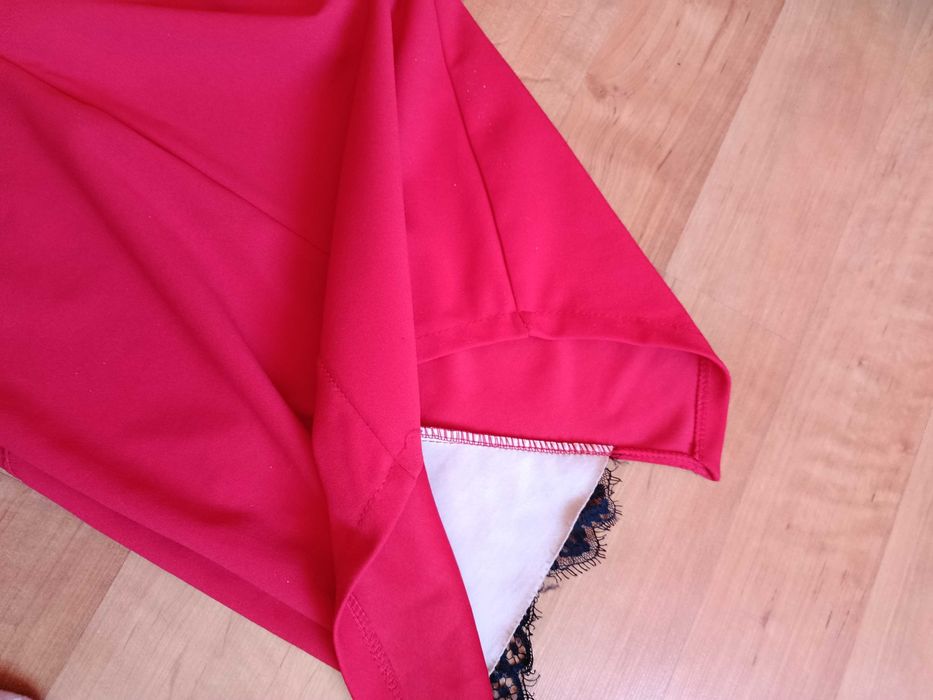 Къса червена рокля