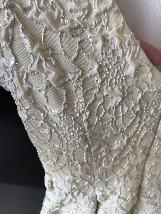 Рокля в бледо жълто