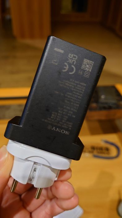 Продавам оригинално бързо зарядно Сони 30W