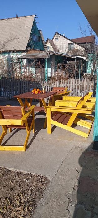 Деревянный стол со стульями