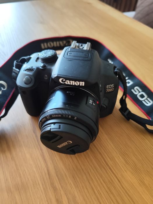 Canon EOS 700D в комплект с обектив 50mm