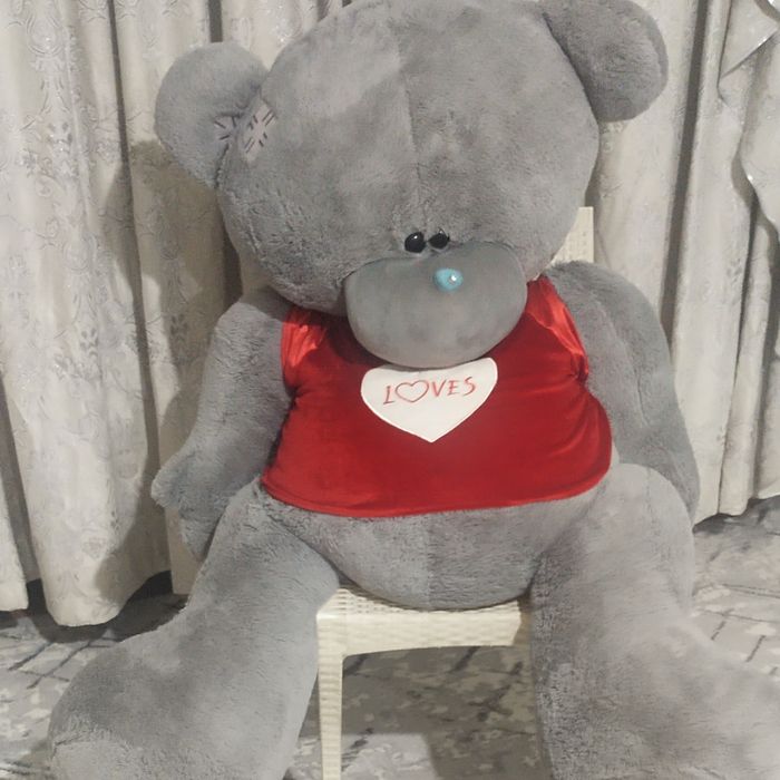 Плюшевый мишка. Мягкий, серого цветс с красной футболкой, большого раз
