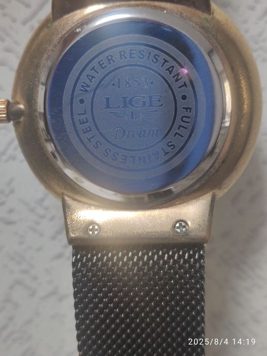 Часы наручные кварцевые