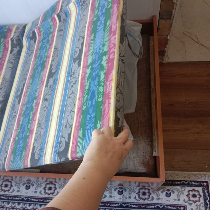 Продам стол, две кровати и тумбочки